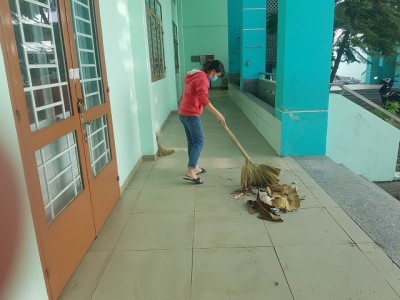 Trường Tiểu học Tân An lao động dọn vệ sinh trường lớp nhằm phòng chống dịch bệnh và các bệnh theo mùa cuối năm