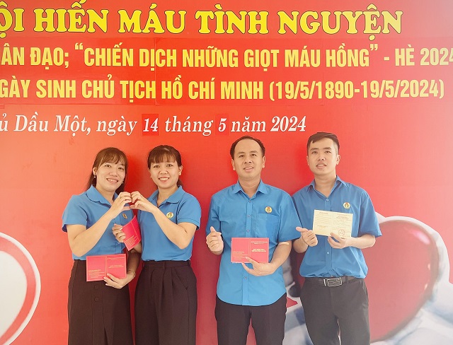 Công đoàn viên trường Tiểu học Tân An tham gia "Ngày hội hiến máu tình nguyện" do Ban chỉ đạo vận động hiến máu Thành phố Thủ Dầu Một tổ chức