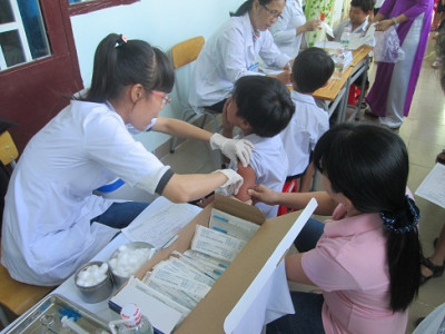 Tiêm phòng sởi-rubella.