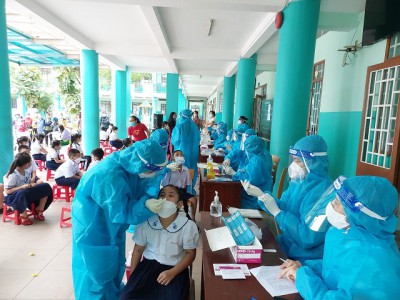 Trường Tiểu học Tân An tổ chức Test tầm soát COVID-19 cho toàn thể giáo viên và học sinh trước khi trở lại trường