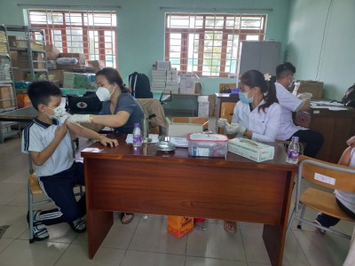 Sáng ngày 11/11/2022, trường Tiểu học Tân An phối hợp trạm y tế phường Tân An tổ chức tiêm vắc xin uốn ván – bạch hầu giảm liều cho các em học sinh lớp 2