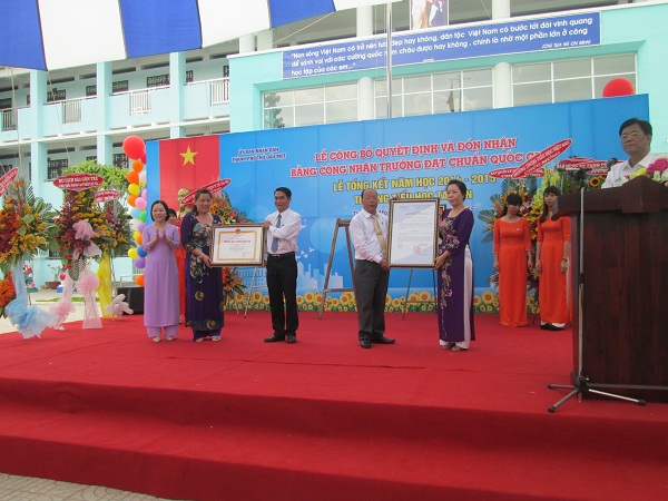 Bà Nguyễn Thị Kim Tuyết – PTP phòng GDTH Sở GDĐT TP TDM và bà Nguyễn Thu Cúc lên trao Quyết định Và Bằng công nhận trường Đạt chuẩn QGMĐ 1.