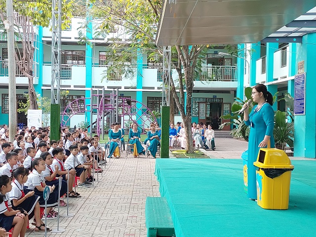 Học sinh trường Tiểu học Tân An thực hiện phân loại rác tại nguồn