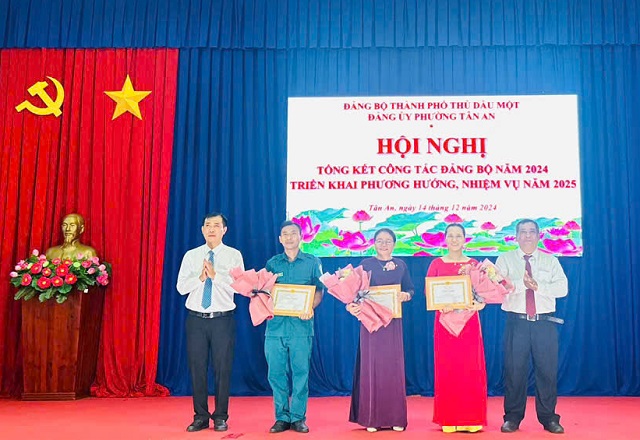 Chi bộ Trường Tiểu học Tân An tham gia Hội nghị Tổng kết công tác Đảng bộ năm 2024, Triển khai phương hướng, nhiệm vụ năm 2025 do Đảng ủy phường Tân An tổ chức