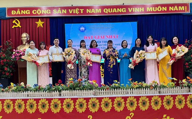 Giáo viên Trường Tiểu học Tân An tham gia Lễ tổng kết khen thưởng Hội thi “Giáo viên dạy giỏi, Giáo viên chủ nhiệm giỏi, Cấp dưỡng nấu ăn giỏi” cấp thành phố năm học 2024-2025”