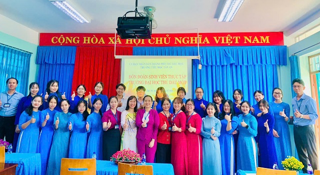 Trường Tiểu học Tân An đón đoàn sinh viên thực tập trường Đại học Thủ Dầu Một